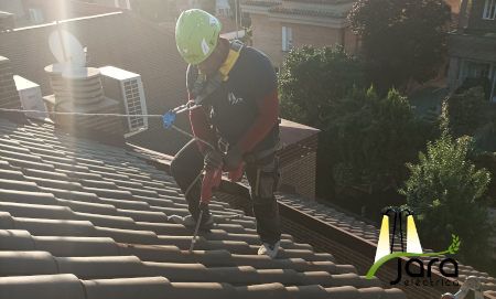 Instalación fotovoltaica de 10 placas con inversor híbrido trifásico 