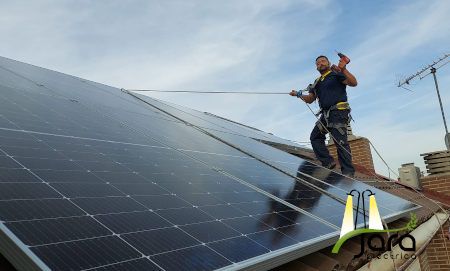 Instalación fotovoltaica de 10 placas con inversor híbrido trifásico 